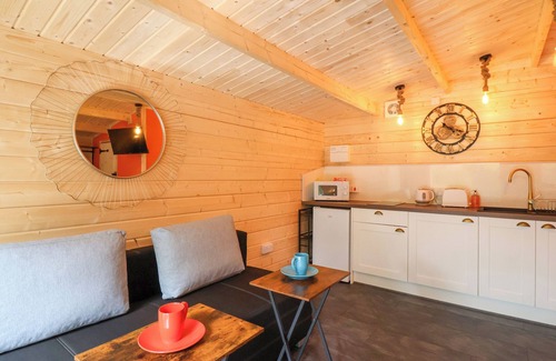 West Pennard Cottage | LOG CABIN - AMBER GLOW, pet friendly, with a garden in Glastonbury