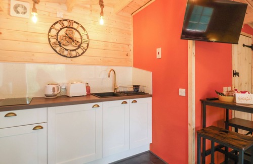 West Pennard Cottage | LOG CABIN - AMBER GLOW, pet friendly, with a garden in Glastonbury