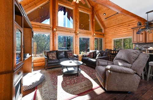 Cascade Cabin | Log Cabin Getaway: WIFI, GameRoom, Firepit, pets OK!