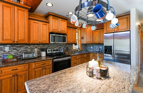 Cascade Cabin | Log Cabin Getaway: WIFI, GameRoom, Firepit, pets OK!