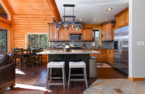 Cascade Cabin | Log Cabin Getaway: WIFI, GameRoom, Firepit, pets OK!