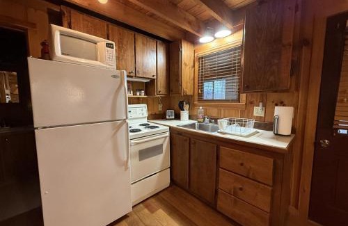 West Jefferson House | Log Cabin, Hot Tub, Secluded Close To Town