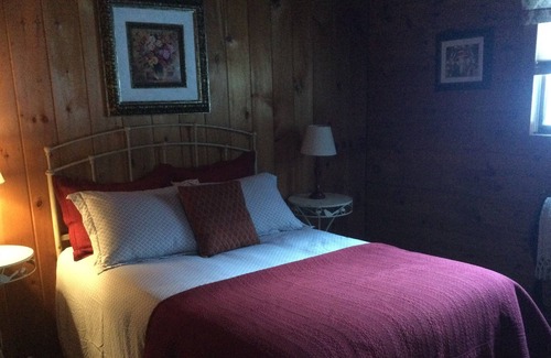 South Royalton House | Log cabin located in a quiet hollow in central VT