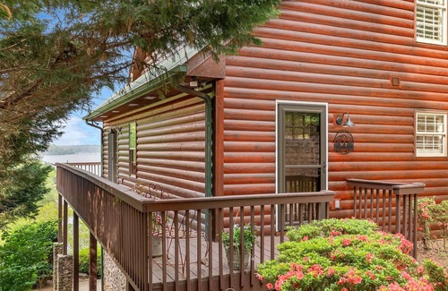 Six Mile Cabin | Log Cabin On Lake Keowee-Big Lake Mountain Views