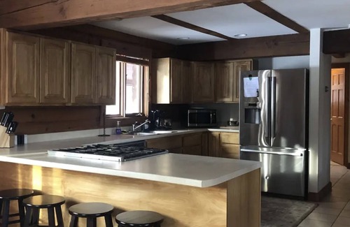 South Royalton House | Log cabin on Macintosh Pond access to VAST trail system snowmobile trails.