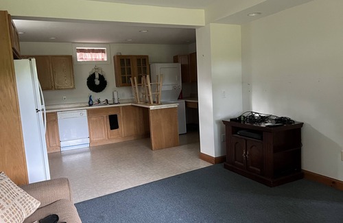 South Royalton House | Log cabin on Macintosh Pond access to VAST trail system snowmobile trails.