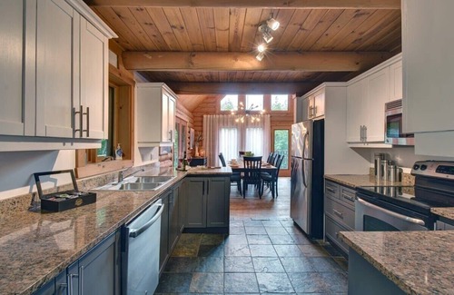 Labelle Ski Chalet | Log Cabin w Hot Tub, Beach 10m, near Tremblant