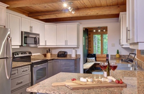 Labelle Ski Chalet | Log Cabin w Hot Tub, Beach 10m, near Tremblant