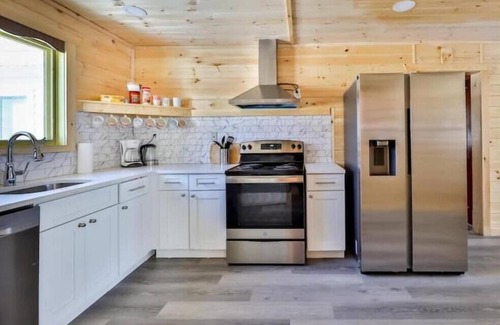 Hunter Villa | Log cabin with INDOOR POOL foot of hunter mountain