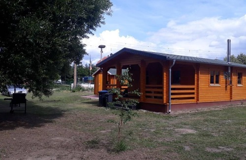 Schonwalde House | Log cabin with its own lake