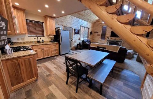 Orderville House | Log Cabin Zion Retreat. Walking distance to East Zion Trails