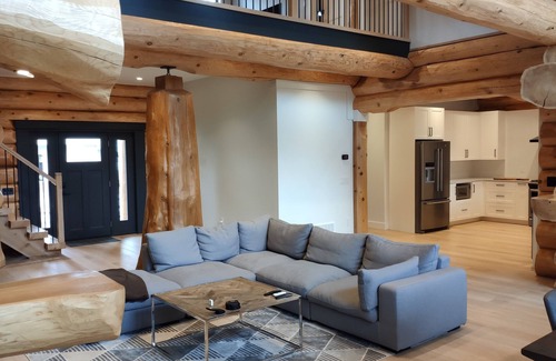 Harrison Hot Springs Ski Chalet | Log Home | 4 Bedrooms (7 Beds) | 2.5 Baths | Maximum 12 Guests