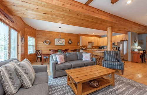 McHenry House | Log-Style Villa w/Lake Views & Theater