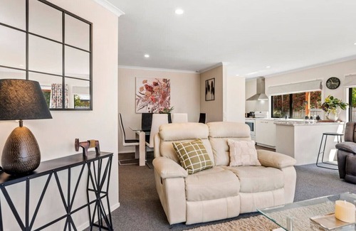 Wharewaka House | Logan House | Stylish Family Retreat w/BBQ, Garage & Comfort