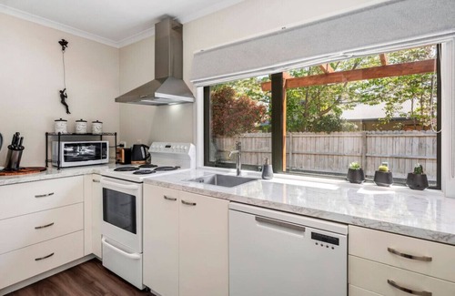 Wharewaka House | Logan House | Stylish Family Retreat w/BBQ, Garage & Comfort