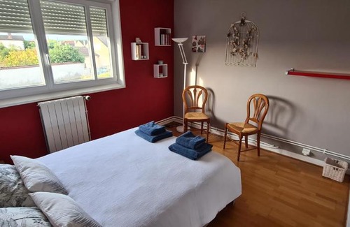 Ay House | Logement entier avec la chambre " Rouge Rhubarbe "