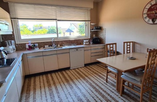 Ay House | Logement entier avec la chambre " Rouge Rhubarbe "