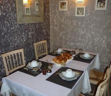 Sainte-Cecile-les-Vignes Hotel | Logis Hôtel La Farigoule