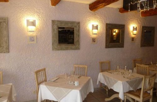 Sainte-Cecile-les-Vignes Hotel | Logis Hôtel La Farigoule