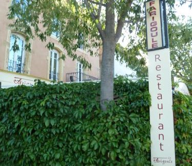 Sainte-Cecile-les-Vignes Hotel | Logis Hôtel La Farigoule