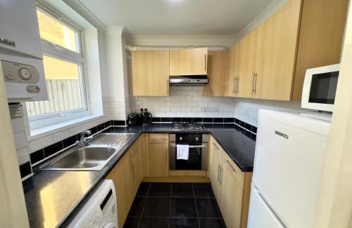 Grove Green Apartment | London 3 Bedrooms 3 Bathrooms Spacious House, Reception, Kitchen, Garden, Parking