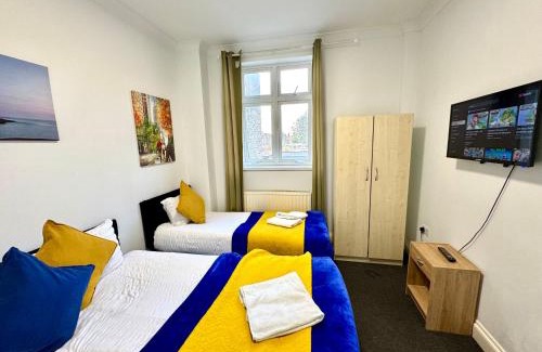 Grove Green Apartment | London 3 Bedrooms 3 Bathrooms Spacious House, Reception, Kitchen, Garden, Parking