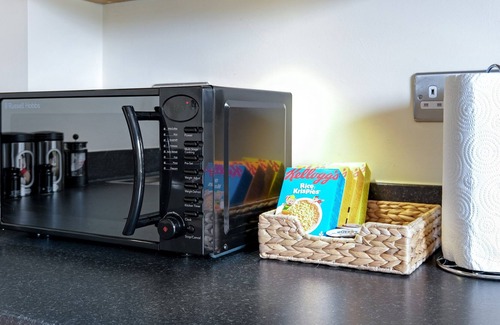 Stanwell Apartment | London Heathrow Living Holywell Serviced House D - 3 bedrooms