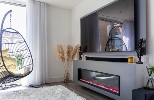 Yiewsley Apartment | London Heathrow Skyline Deluxe 2bd Condo