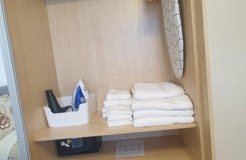 Valentines Apartment | London Luxury 3 bedroom flat, free parking, garden, sleeps x10, Close to Tube