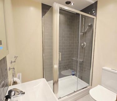 Valentines Apartment | London Luxury 3 bedroom flat, free parking, garden, sleeps x10, Close to Tube