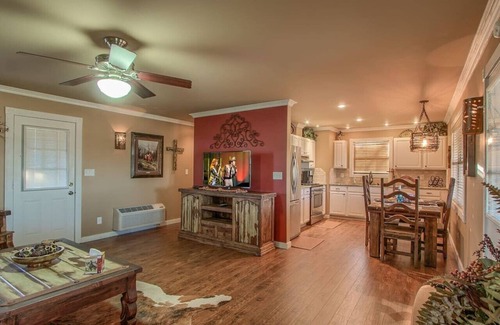 Fredericksburg Cabin | Lone Star Cabin No. 1 - Texas Hill Country