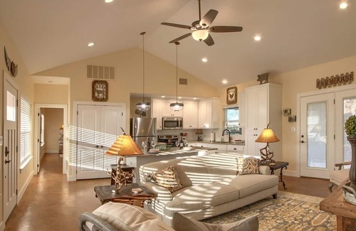 Fredericksburg Cabin | Lone Star Cabin No. 4