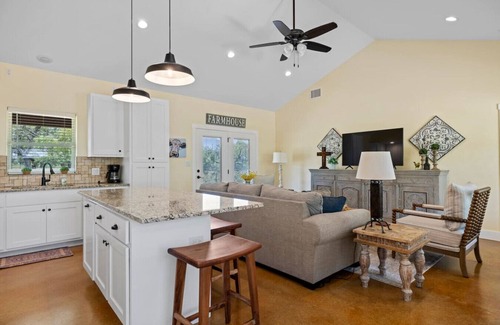 Fredericksburg Cabin | Lone Star Cabin No. 8