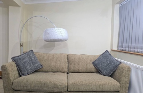 Ponders End House | Long Stay Friendly North London Holiday Home + Driveway, BBQ, Jacuzzi Hot Tub