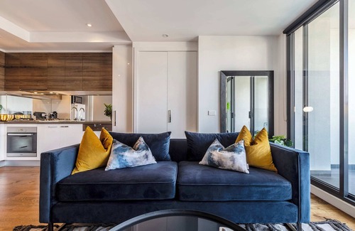 Caulfield North Condo | LONG STAYS | Chic & Spacious Retreat in Caulfield