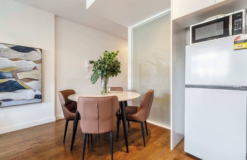 Caulfield North Condo | LONG STAYS | Chic & Spacious Retreat in Caulfield