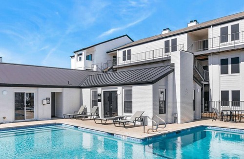 South Lamar Apartment | Long Term 1BR Suite | Pool, Parking + Gym I