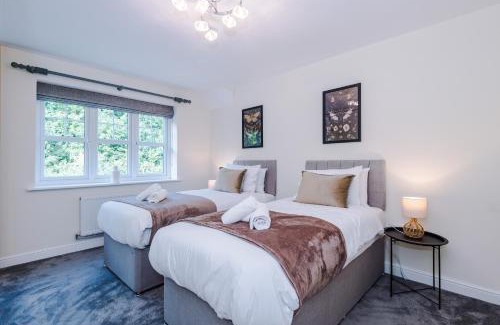 New Broughton House | Long Term Stay 4 Bed 3 Bath & Parking Wrexham