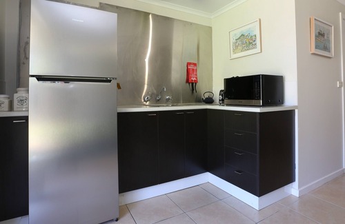 Point Lonsdale Apartment | Lonnie Waves - opposite beach + linen & breakfast included