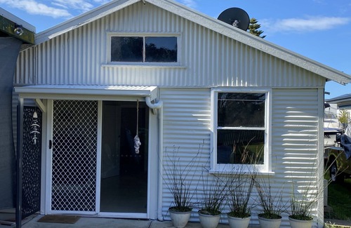 Point Lonsdale Apartment | Lonnie Waves - opposite beach + linen & breakfast included