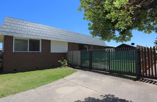 Point Lonsdale Apartment | Lonnie Waves - opposite beach + linen & breakfast included