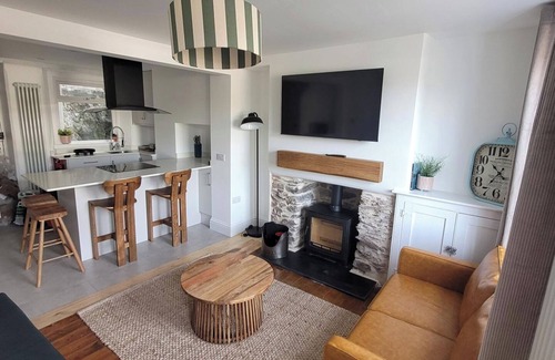 Looe Cottage | Looe Cottage - Seaside views, log fire, sleeps 4