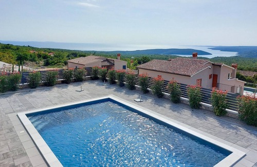 Stanisovi House | Look forward to a vacation in a modern vacation home with an enchanting view of the sea.