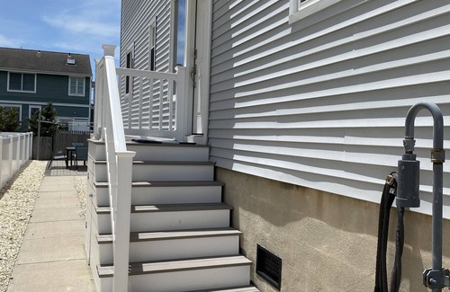 Avalon House | LOOK: many updates:4 Bdrm/2.5 Bath Townhouse Short Walking Distance To All