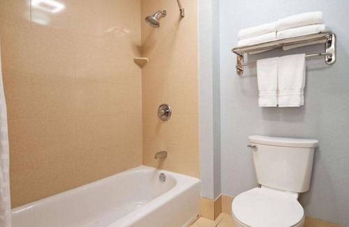 Blaine House | Look No Further! 3 Comfortable Units, Free Breakfast, Onsite Restaurant and Bar