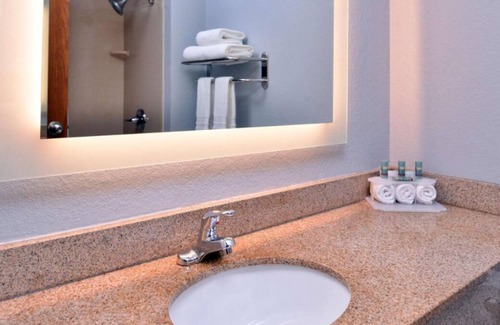 Blaine House | Look No Further! 3 Comfortable Units, Free Breakfast, Onsite Restaurant and Bar