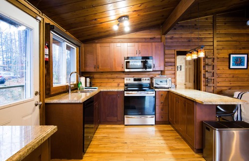 Gravenhurst Cottage | Loon Lake House - Large family lakefront cottage - w beach & hot tub!