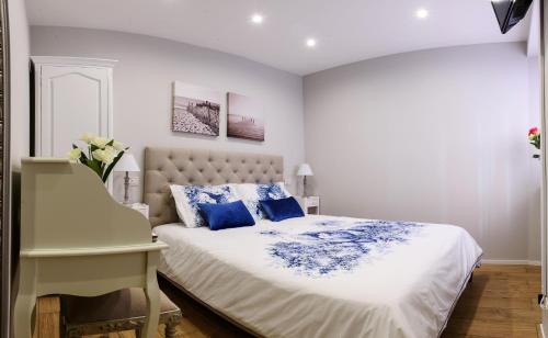 Como City Centre House | Lora Center Room