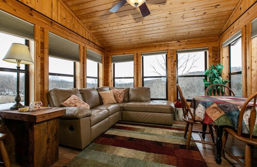 Dubuque Cabin | Lorelei Cabins Aster