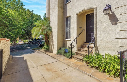 Westwood Apartment | Los Angeles welcomes you to this elegant Westwood Village 2 bedroom charmer!